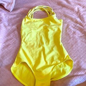 Bright yellow size small Leo